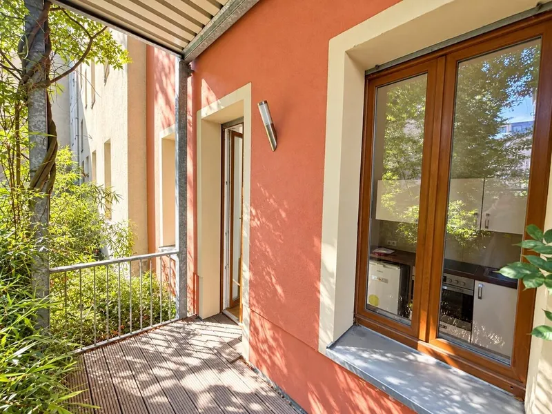 Altbaucharme trifft Gartenglück - zwei Zimmer & ca. 57 m² grünes Refugium ganz für Sie! Bezugsfrei! — photo 1